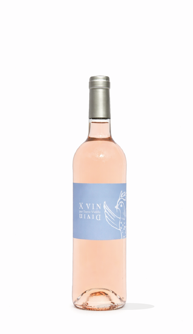 Bouteille de vin rosé pâle style Provence avec étiquette bleue sur fond blanc